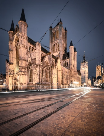 夜晚的城市街道 有大型教堂或大教堂和其它古老建筑。