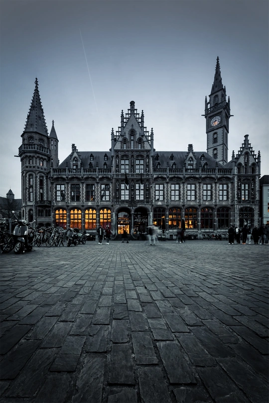 中间有钟楼的方形广场上的大型建筑