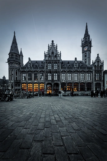 中间有钟楼的方形广场上的大型建筑