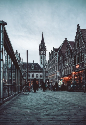 一条鹅卵石街道 有人们在走和骑自行车。