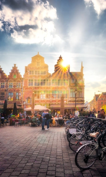 许多人和自行车停在城市的一条街道上。