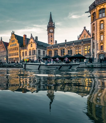 城市中的大片水域和古老的建筑