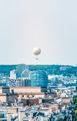 热气球在大城市上空飞行