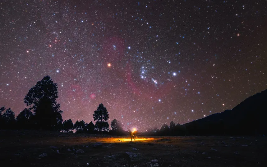 夜晚星空下燃起篝火