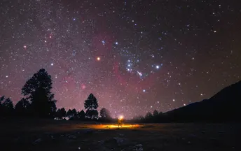 夜晚星空下燃起篝火