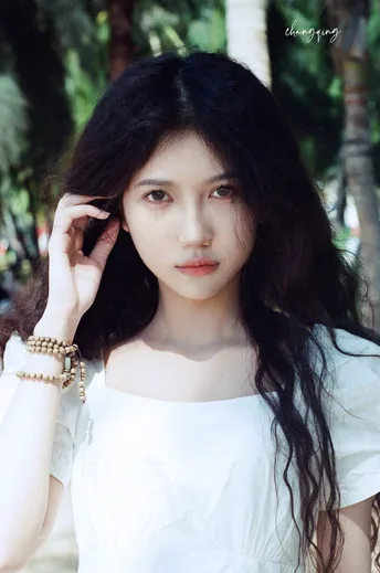 一位长发年轻女子穿着白色裙子