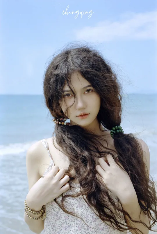 一位长发美女在海滩或海边的肖像