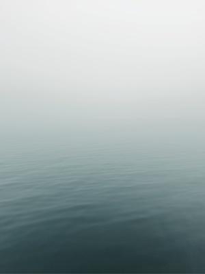 雾中的水体上的船