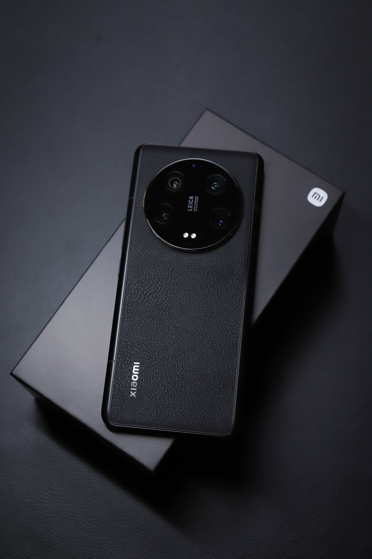 一款黑色智能手机正放在一个黑色表面上