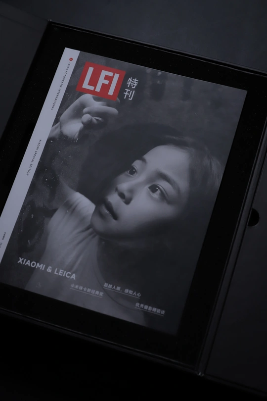 展示的是一张女孩的海报