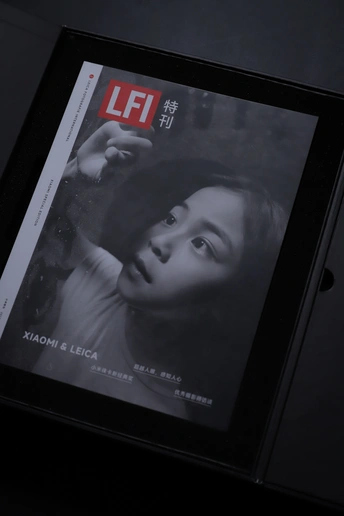 展示的是一张女孩的海报