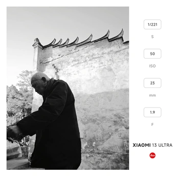 一张黑白照片 一个老人