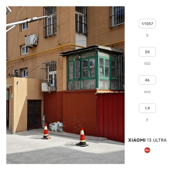 背景中有一栋建筑物的街道截图
