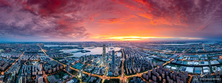 雷暴下的园区火烧云夜景