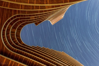 抬头仰望一座高楼 天空中繁星闪烁