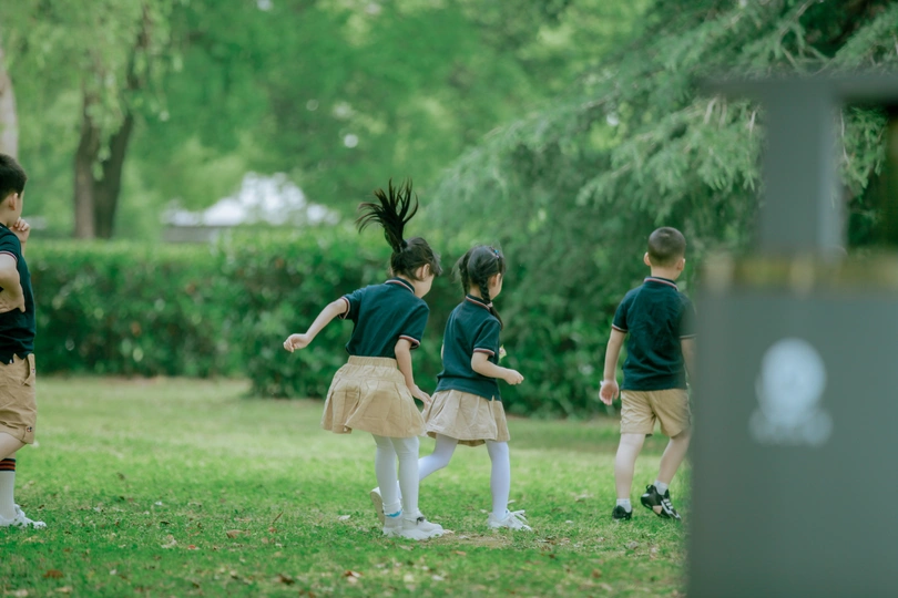 孩子们在公园里玩飞盘和足球游戏