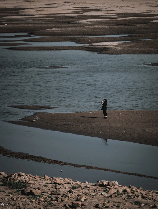 一个人站在低水位的水边