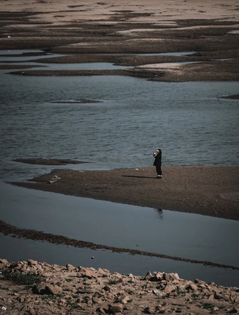 一个人站在低水位的水边