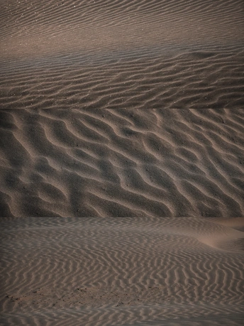 沙漠中风形成的沙丘图案