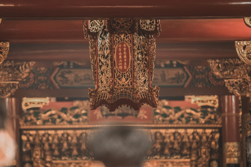 一个人站在一个大的房间里