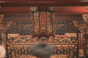 一个人站在一个大的房间里