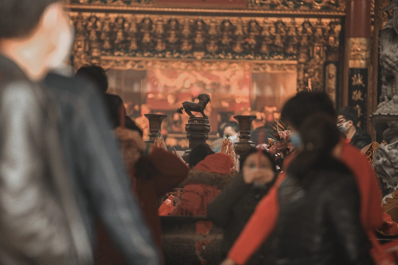 一群人在房间周围走动