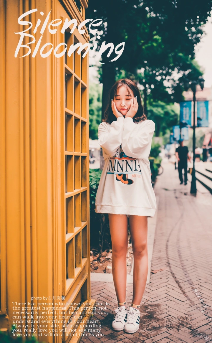 穿米老鼠卫衣女孩
