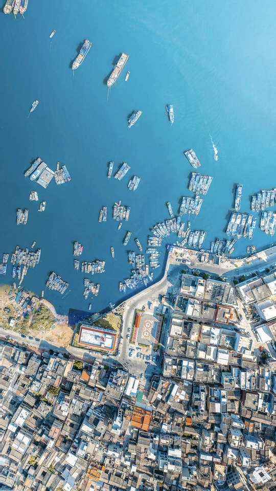 水中有船的码头鸟瞰图