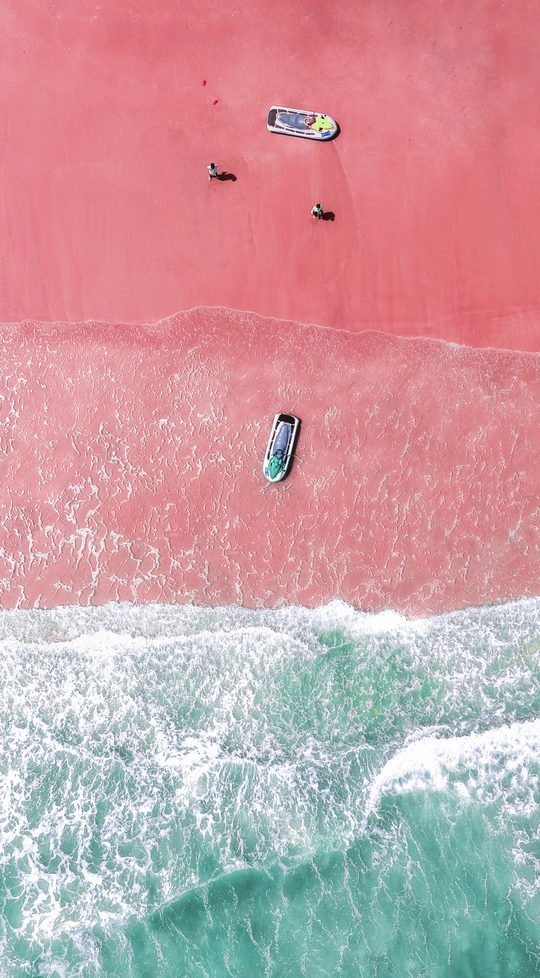 一个人在红墙附近的海里的船上