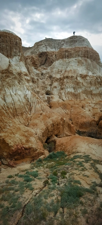 站在悬崖上的人正在注视着岩石峡谷