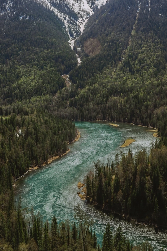 山谷中的河流和山脉背景