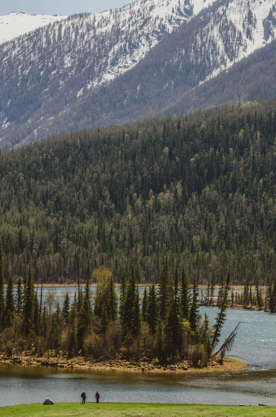一些人在河边骑马