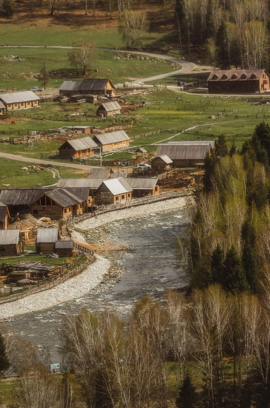 一个位于山谷中的小村庄 有木质房屋。