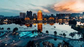 黄昏或日落时的城市 前景是一个大湖 背景是建筑物