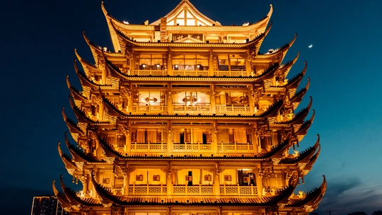 一座金塔在夜晚被月亮照亮了天空