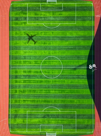 空中的飞机在足球场上空