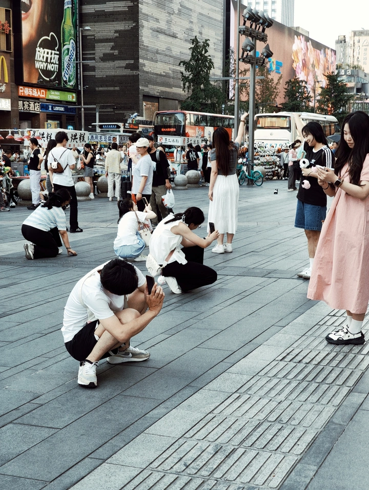 姿势各异