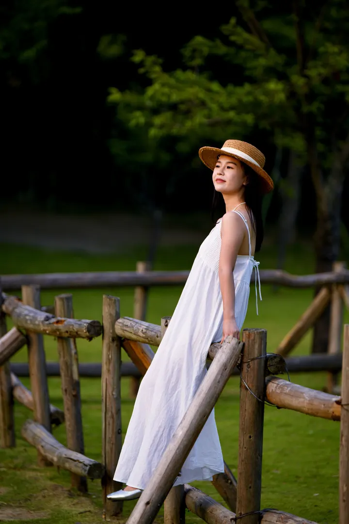 穿白裙子的女人