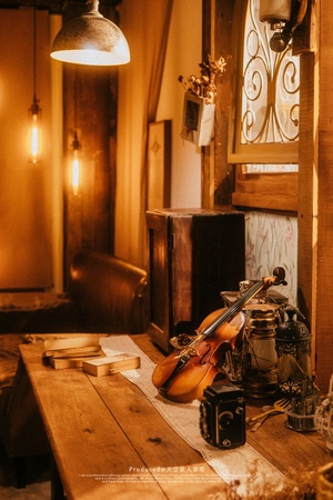 一个有木长椅、一盏灯和一把小提琴的房间