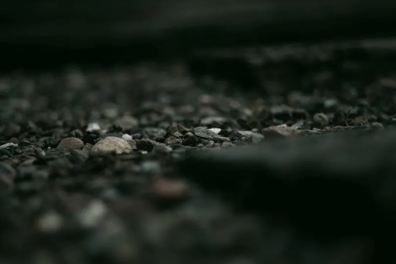 路边的鹅卵石和岩石的近景