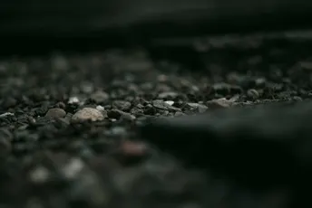 路边的鹅卵石和岩石的近景