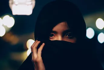 一个年轻女子晚上在打电话