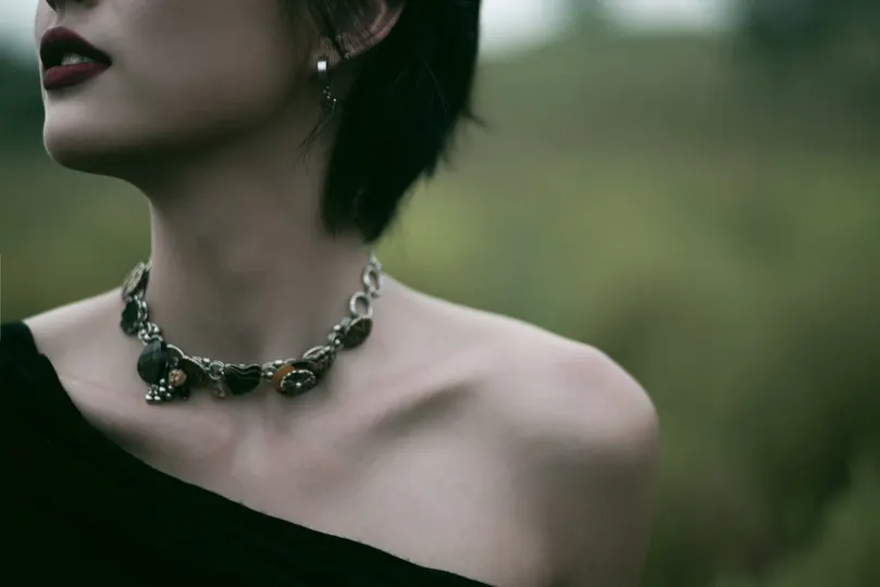 短发女士穿着黑色连衣裙和项链的肖像