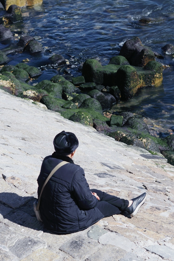 海边闲坐的老人家
