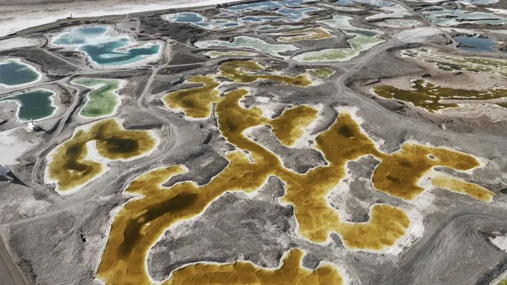 大柴旦翡翠湖高原上的天然调色盘