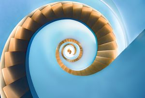 螺旋形图像与蓝色天空的抽象画