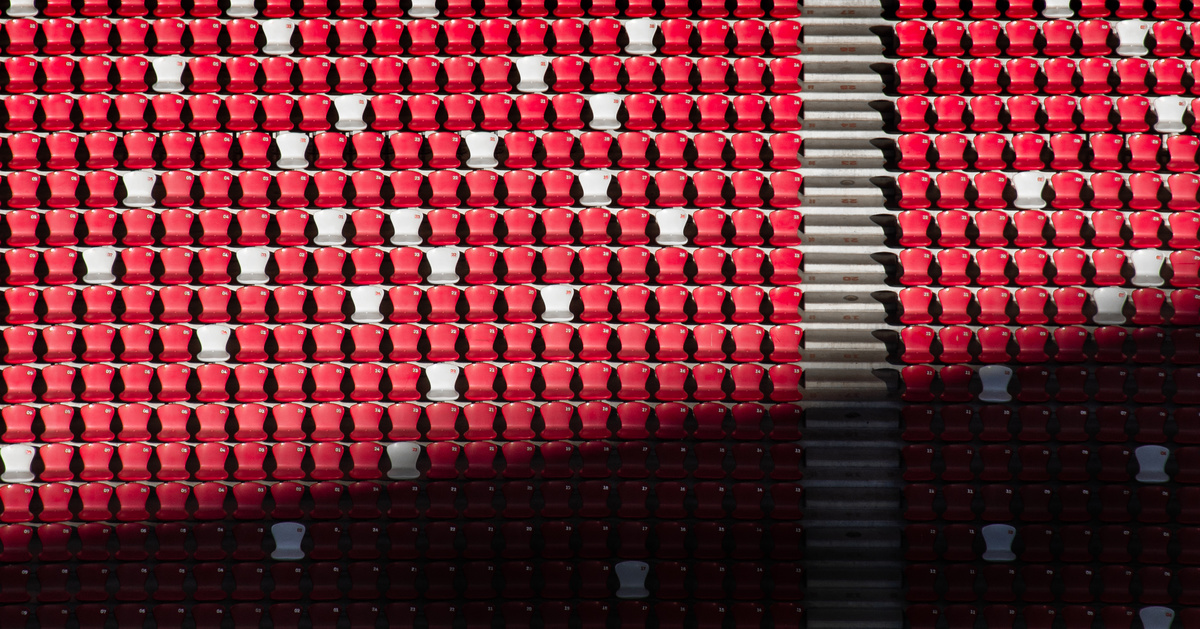 空荡荡的体育场里 红椅子排列整齐