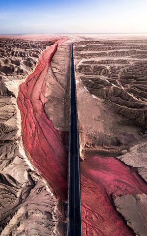 沙漠中的一条公路的 aerial view