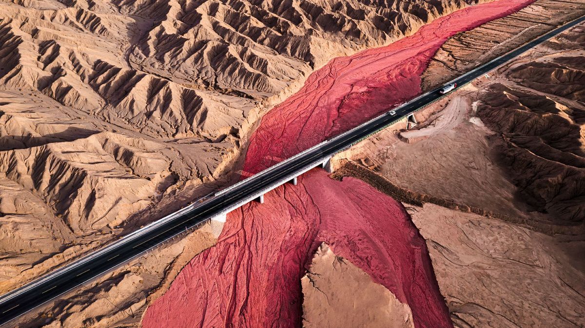 沙漠上的红色山脉 aerial photo