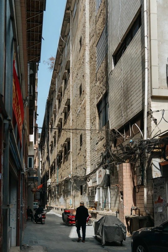 一个人走在古城的一条狭窄的街道上